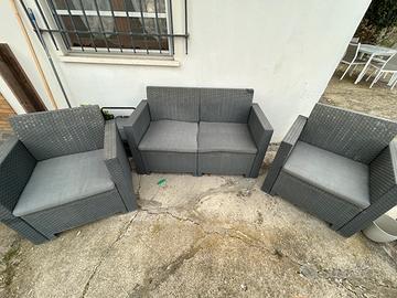 Divani per esterno con vasi da giardino