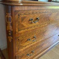 Cassettone intarsiato con comodino