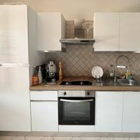 Cucina completa, camera da letto e divano