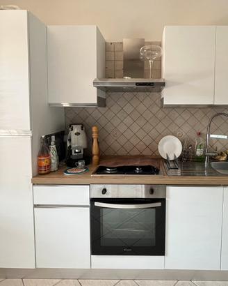 Cucina completa, camera da letto e divano