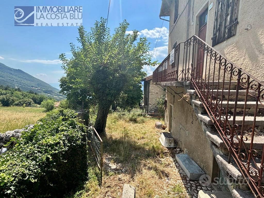 Rustico / Casale di 250 m² con più di 5 locali a M - Altro