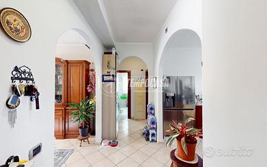 AMPIO E LUMINOSO TRILOCALE CON CANTINA E BOX AUTO!