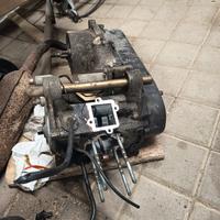 blocco motore f10 e un' altro e altri pezzi smembr