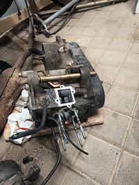 blocco motore f10 e un' altro e altri pezzi smembr