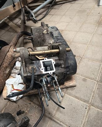 blocco motore f10 e un' altro e altri pezzi smembr