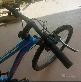 Bici mountain bike blu e rossa