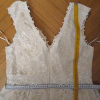 Elegante abito bianco lungo e scollato