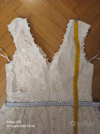 Elegante abito bianco lungo e scollato