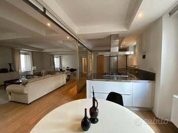 Appartamento di 180 m² con più di 5 locali e box a