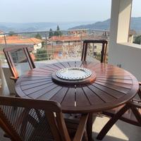 Tavolo con sedie da giardino e terrazza