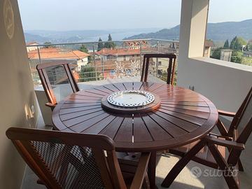 Tavolo con sedie da giardino e terrazza