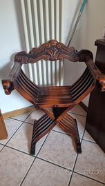 Poltrona Savonarola in legno massello intagliata