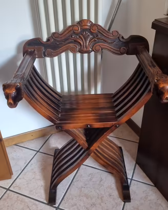 Poltrona Savonarola in legno massello intagliata