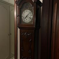 Orologio a pendolo da terra antic di tipo “nonno”