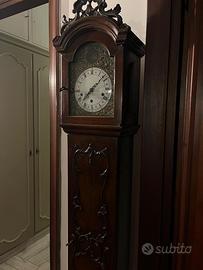 Orologio a pendolo da terra antic di tipo “nonno”
