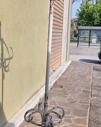 vecchio attaccapanni in ferro battuto 