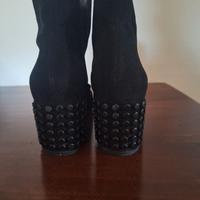 stivaletto in velluto con borchie tacco