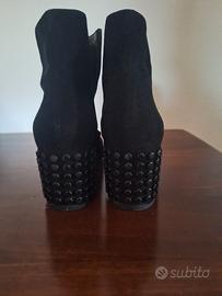 stivaletto in velluto con borchie tacco