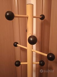 Piantana appendiabiti di design in metallo giallo