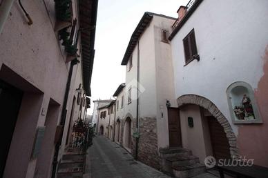 CASA SEMINDIPENDENTE A VALTOPINA