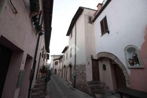 CASA SEMINDIPENDENTE A VALTOPINA