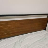 letto con doghe in legno e materasso nuovi