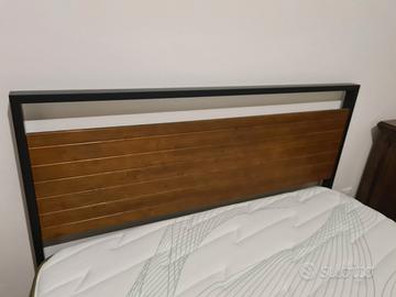 letto con doghe in legno e materasso nuovi