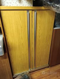 Mobile in legno ad ante con rotelle 