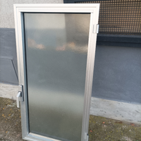 Finestra in alluminio con vetro satinato