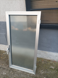 Finestra in alluminio con vetro satinato