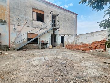 Casa singola bilivelli con ampio giardino