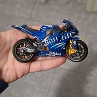 modellino yamaha yzr-m1 rossi 2004