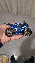 modellino yamaha yzr-m1 rossi 2004
