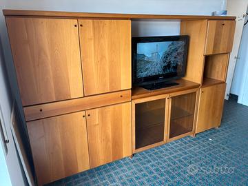 Mobile soggiorno tavolo e sedie.