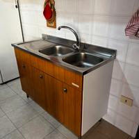 Lavello con movibile cucina