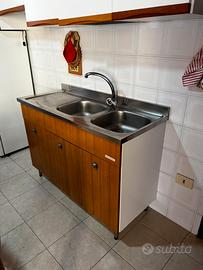 Lavello con movibile cucina