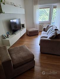 Divano 4 posti, chaise longue e pouf