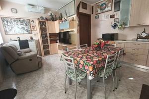 Trivano con due balconi, posto auto coperto