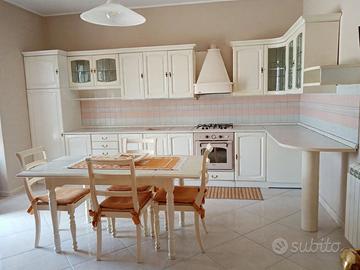 Cucina, tavolo ed elettrodomestici