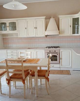 Cucina, tavolo ed elettrodomestici