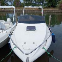 Barca cabinata con motore 80 cv 4 tempi