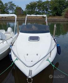 Barca cabinata con motore 80 cv 4 tempi