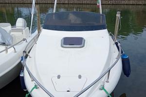 Barca cabinata con motore 80 cv 4 tempi