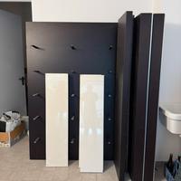 Mobile con scaffali bianchi + 2 mobili bassi