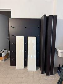 Mobile con scaffali bianchi + 2 mobili bassi