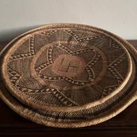 Coppia di vassoi/cesti etnici