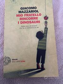 libro Mio fratello rincorre i dinosauri