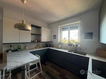 Cucina moderna completa di tutto