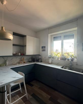 Cucina moderna completa di tutto