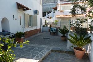 ? appartamento semi-indipendente con corte e depo